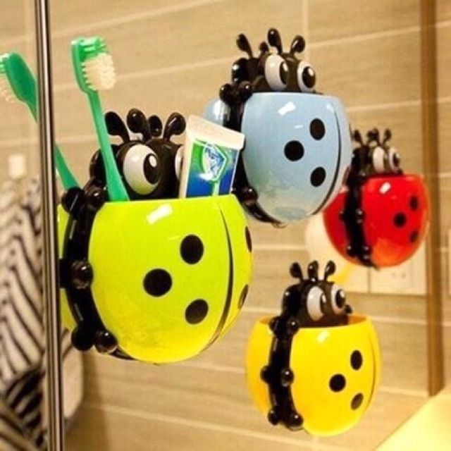 Con bọ đựng bàn chải đánh răng