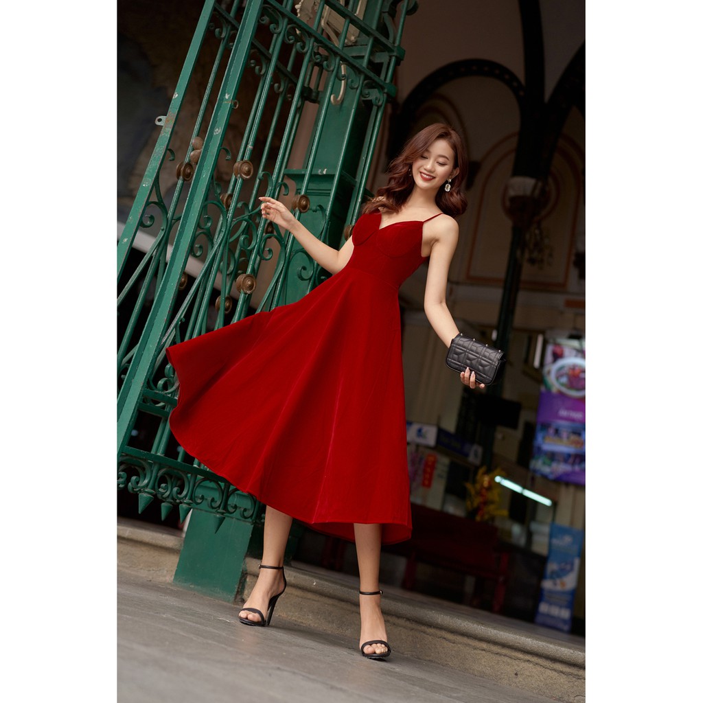 Đầm nhung RECHIC hai dây cổ V Felix màu đỏ