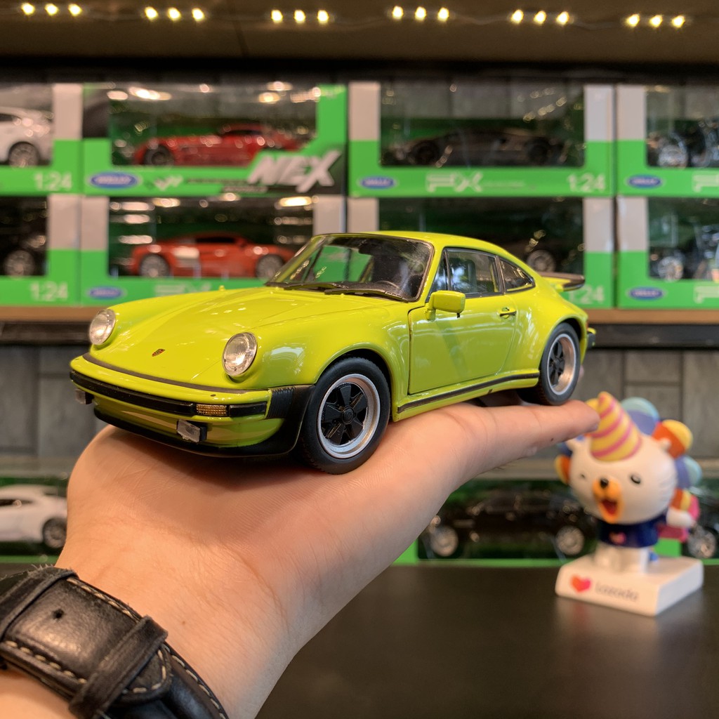 Mô hình xe ô tô Porsche 911 1974 Turbo Welly tỉ lệ 1:24 màu xanh lá