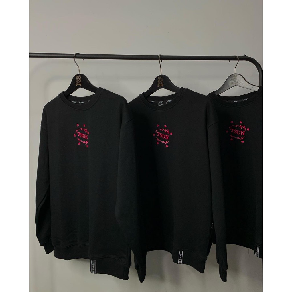 Áo Sweater Basic TSUN - Đen - Họa tiết Thêu - Unisex